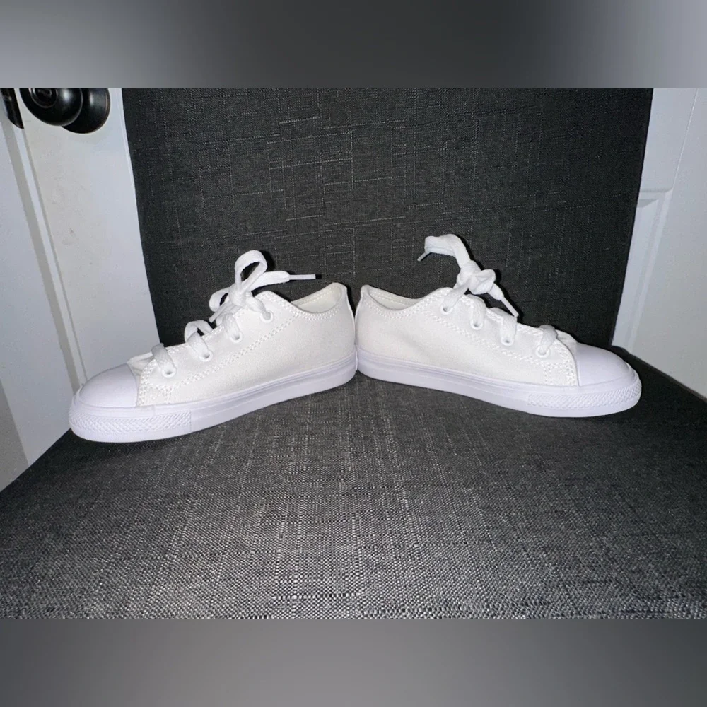 NWOT Converse Size 10 Unisex Classic‎ White Kids Sneakers